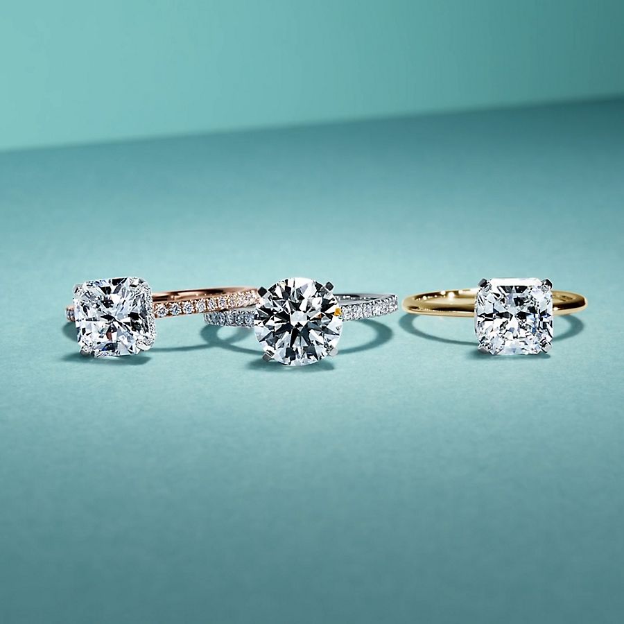 2025_RINGSSTYLESETTINGSLP_HERO_Mobile Anillo de compromiso Tiffany Setting en oro amarillo de 18 quilates