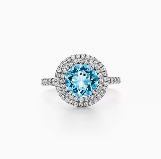 Anillo en platino con una aguamarina y diamantes