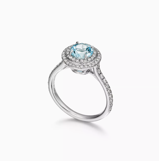 Anillo en platino con una aguamarina y diamantes