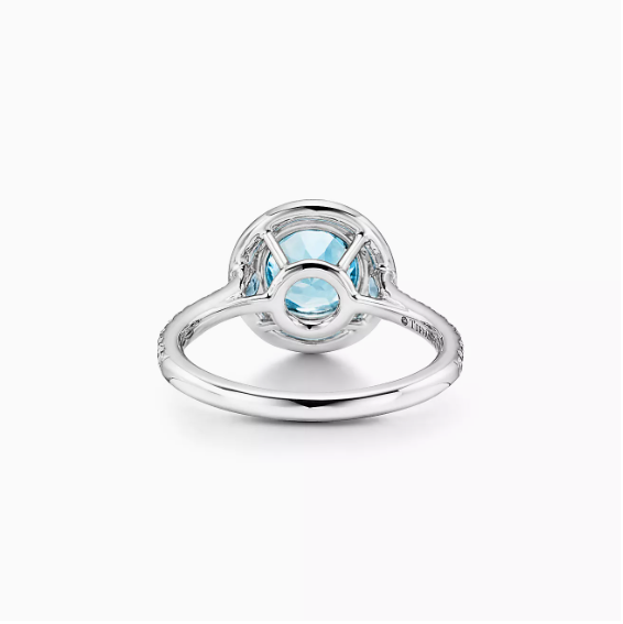 Anillo en platino con una aguamarina y diamantes